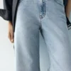 بنطلون جينز فضفاض مزين بأحجار الراين